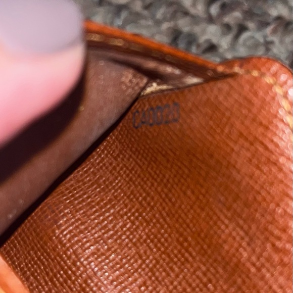 Authentic Louis Vuitton bi-fold wallet in mono - Picture 6 of 7